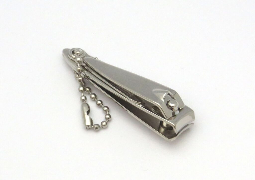 NIPPES Coupe-ongles avec chainette nickelée