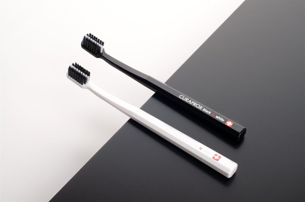 CURAPROX Black is White bros dents noir/noir 2 pce